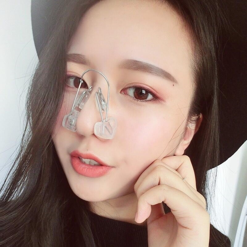 Cách làm mũi cao bằng kẹp nâng mũi