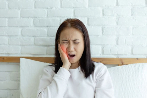 dấu hiệu nhiễm trùng sau khi nhổ răng khôn