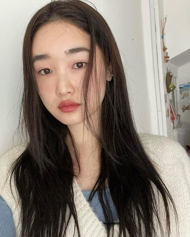 Tóc “bết bền bệt” và đầy gàu trong mùa đông? Bạn có thể cải thiện ngay bằng việc gội đầu cho đúng cách - Ảnh 2.