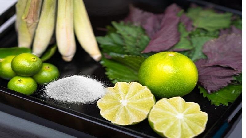 Xông hơi lá tía tô giúp giãn nở lỗ chân lông, giảm sưng viêm và ngăn ngừa hình thành mụn