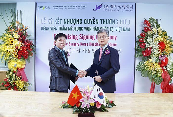 TS.BS Man Koon Suh bắt tay TS.BS Nguyễn Phan Tú Dung - Giám đốc JW Hàn Quốc tại Việt Nam trong lễ kí kết nhượng quyền thương hiệu JW