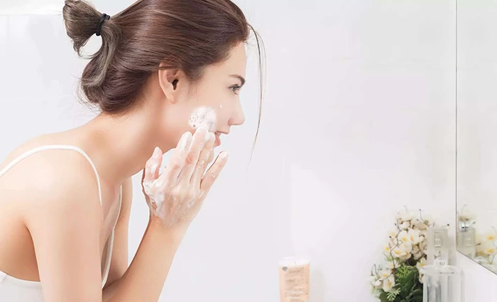 Làm sạch với nước tẩy trang và sữa rửa mặt